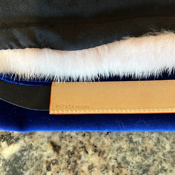 Louis Vuitton Pink Monogram Mink Sleeping Mask with COA - Picture 4 of 12